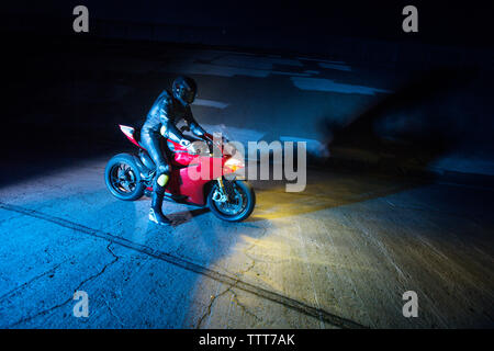 Biker moto sur route avec la nuit Banque D'Images