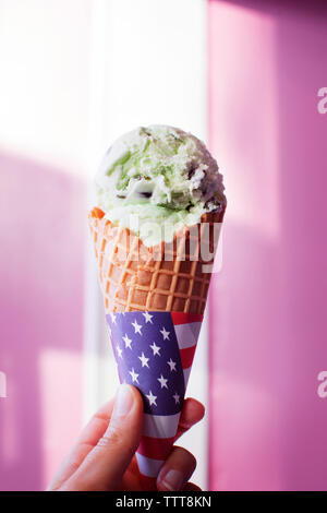 Portrait of hand holding ice cream Banque D'Images