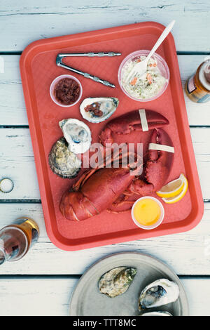 Vue de dessus le homard et les huîtres servi dans le bac sur la table Banque D'Images