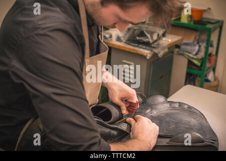 Vue latérale du cordonnier la fabrication des chaussures en atelier Banque D'Images