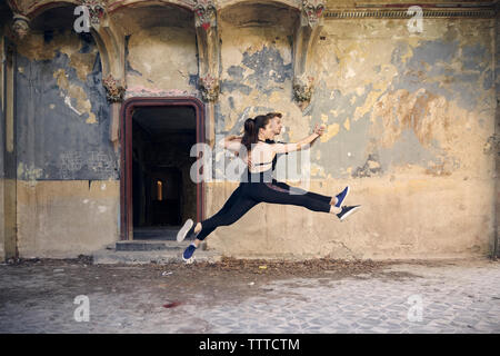 Danseurs de Ballet sautant en dansant ensemble dans l'ancien bâtiment Banque D'Images