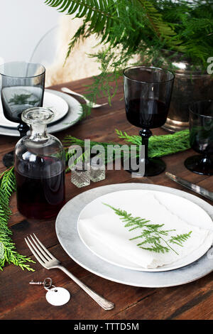 Portrait de vin rouge et de la vaisselle sur table à manger Banque D'Images