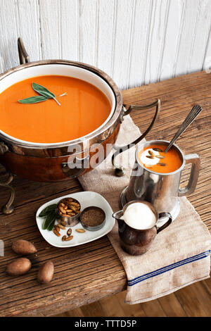 Portrait de la soupe de potiron à la crème et les herbes sur la table Banque D'Images