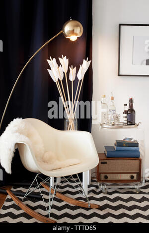 Couverture de fourrure sur un rocking-chair dans un salon moderne Banque D'Images