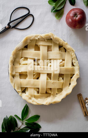 Vue de dessus de la tarte aux pommes sur la table des matières premières Banque D'Images