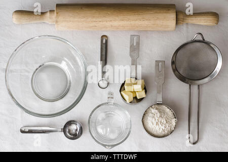 Portrait d'ingrédients et ustensiles de cuisine sur la table Banque D'Images