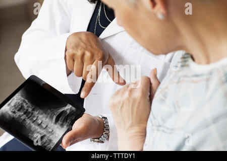 Portrait du docteur montrant X-ray image pour patient in hospital Banque D'Images