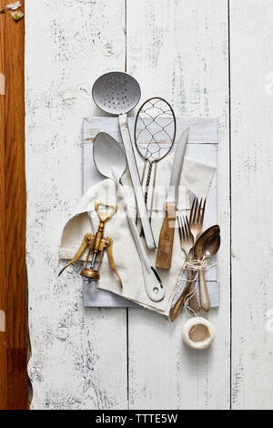 Portrait d'ustensiles de cuisine avec tire-bouchon et le thread sur table en bois Banque D'Images