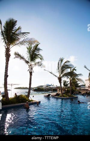 Les Bermudes. La piscine à débordement à la Hamilton Princess & Beach Club Hotel. Le port de Hamilton peut être vu dans l'arrière-plan. Banque D'Images