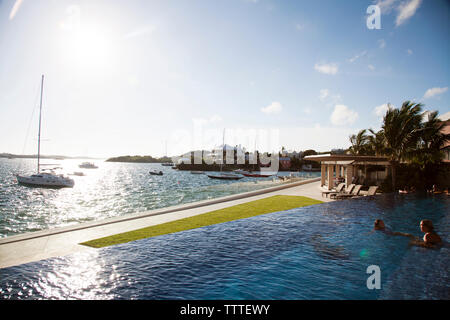 BERMUDES. Piscine à débordement de l'hôtel Hamilton Princess & Beach Club. Le port de Hamilton peut être vu en arrière-plan. Banque D'Images