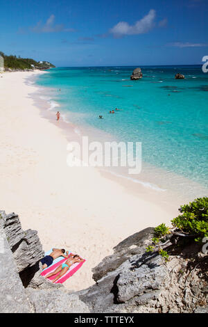 Les Bermudes. Les rochers et les plages de Warwick Long Bay. Banque D'Images