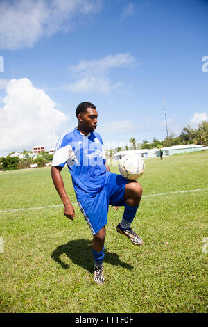 Les Bermudes, South Hampton. Rangers South Hampton joue un jeu au South Hampton Rangers Champ. Banque D'Images