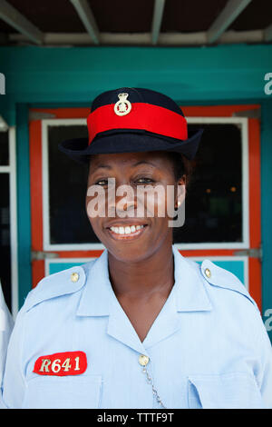 EXUMA, Bahamas. Une femme de la police locale à l'Staniel Cay Yacht Club à Staniel Cay. Banque D'Images