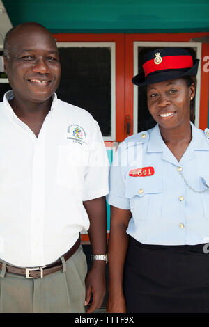 EXUMA, Bahamas. Une femme de la police locale à l'Staniel Cay Yacht Club à Staniel Cay. Banque D'Images