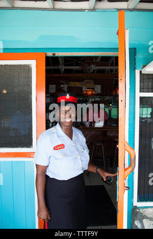 EXUMA, Bahamas. Une femme de la police locale à l'Staniel Cay Yacht Club à Staniel Cay. Banque D'Images