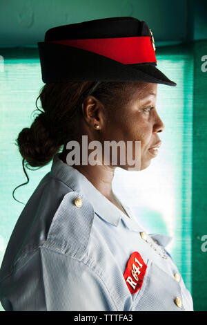 EXUMA, Bahamas. Une femme de la police locale à l'Staniel Cay Yacht Club à Staniel Cay. Banque D'Images