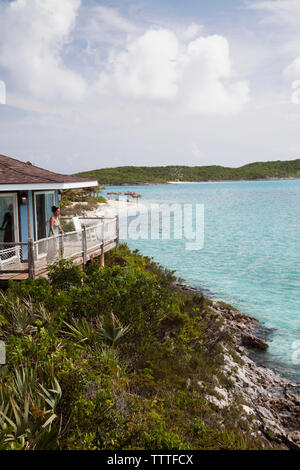 EXUMA, Bahamas. Nicole sur un balcon d'une des villas à la pintade Cay Resort. Banque D'Images