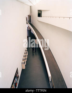 La Finlande, Helsinki, deux hommes ayant conversation en musée d'art contemporain Kiasma Banque D'Images