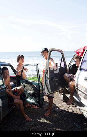 Polynésie française, Tahiti. Les surfeurs locaux à Papenoo Beach. Banque D'Images