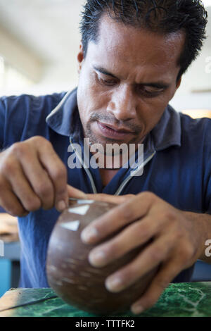 Polynésie française, Tahiti. Les étudiants du Centre des Métiers d'Art de Papeete. Banque D'Images