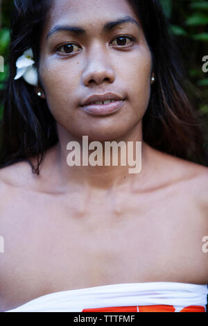 Polynésie française, Tahiti. Le portrait d'une fille locale dans la région de Papenoo. Banque D'Images