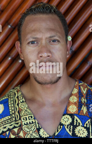 POLYNÉSIE FRANÇAISE. Île de Vahine. Portrait de Tino, membre du personnel de l'hôtel Vahine Private Island Resort. Banque D'Images