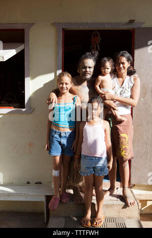 Polynésie Française, Île de Tahaa. Portrait de l'artiste de tatouage Tavita Monea et sa famille à son domicile le Tahaa Island. Banque D'Images
