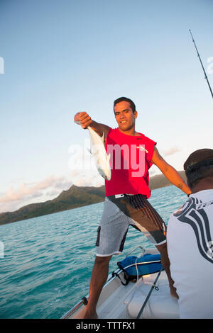 Polynésie Française, Île de Tahaa. La pêche, près de l'île de Tahaa. Banque D'Images