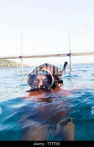 Polynésie Française, Île de Tahaa. Un pêcheur local dans son poisson le long de l'île de Tahaa. Banque D'Images