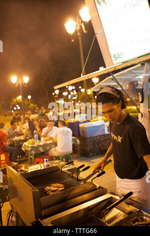 Polynésie française, Tahiti. Chariots à aliments Roulotte nuit à quai dans le centre-ville de Papeete. Banque D'Images