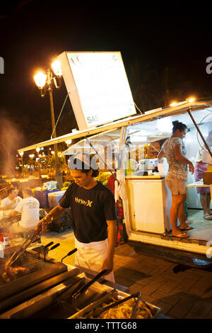 Polynésie française, Tahiti. Chariots à aliments Roulotte nuit à quai dans le centre-ville de Papeete. Banque D'Images