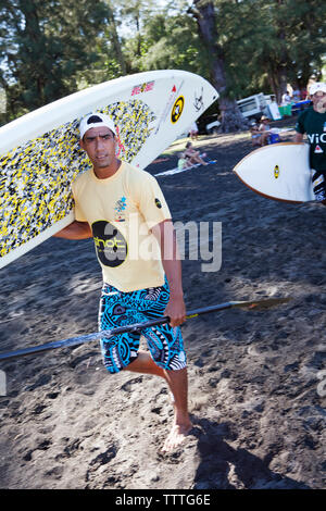 Polynésie française, Tahiti. L'Aranui TNTV Race. Les participants et les spectateurs s'aligner la plage. Une course de Stand Up Paddle boards et Outrigger C Banque D'Images