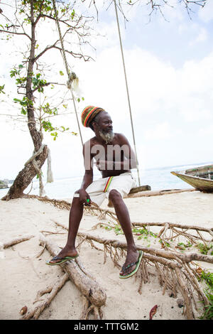 La JAMAÏQUE, Port Antonio. Un rastafari à Winnifred Beach. Banque D'Images