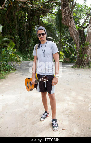 La JAMAÏQUE, Port Antonio. Portrait de local avec sa guitare à Frenchman's Cove Resort. Banque D'Images