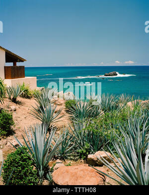 Le MEXIQUE, Punta Mita, Nayarit, Océan Pacifique à Four Seasons Resort contre ciel bleu clair Banque D'Images