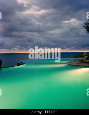 Le MEXIQUE, Punta Mita, Nayarit, piscine de nuit par mer à Four Seasons Resort Banque D'Images