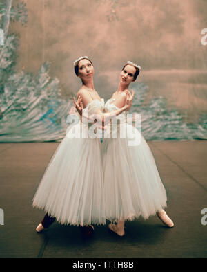 Russie, Moscou, deux jeunes ballerines Bolchoï exerçant devant un spectacle au Théâtre du Bolchoï. Banque D'Images