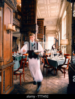 La Russie, Moscou, en vue d'un serveur au Café Pouchkine Banque D'Images