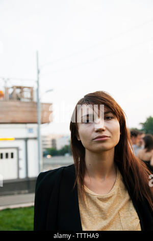 La Russie, Moscou. Les jeunes Moscovites au petit parc à la Strelka Institute par la rivière de Moscou. Banque D'Images