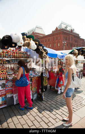 La Russie, Moscou. Souvenirs à vendre au manège carré. Banque D'Images