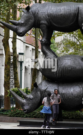 Statue de rhino géant au centre-ville de Brooklyn NYC Banque D'Images