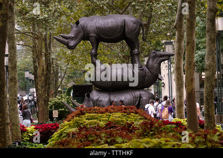 Statue de rhino géant au centre-ville de Brooklyn NYC Banque D'Images