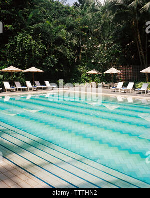 SINGAPOUR, hôtel Ritz Carlton, piscine avec chaise longue dans l'hôtel Ritz Carlton Banque D'Images