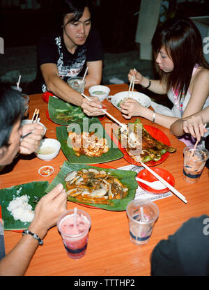 Singapour, Asie, groupe de personnes mangeant un dîner au restaurant Chinatown Banque D'Images