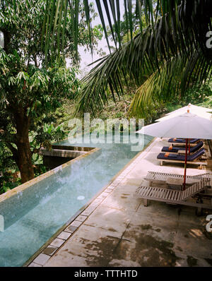 SRI LANKA, Asie, Galle, piscine avec chaise longue vide à l'hôtel Dutch House Banque D'Images