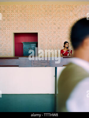SRI LANKA, Asie, Dambulla, réceptionniste féminine parlant au téléphone à l'hôtel Kandalama Banque D'Images