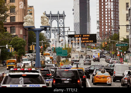 Manhattan Bridge le trafic du centre-ville de Brooklyn NYC côté Banque D'Images