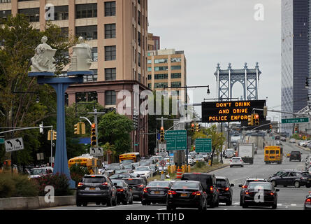 Manhattan Bridge le trafic du centre-ville de Brooklyn NYC côté Banque D'Images