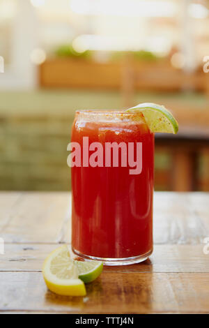 Close-up of Bloody Mary servi dans un bocal en verre avec les tranches de citron sur la table Banque D'Images