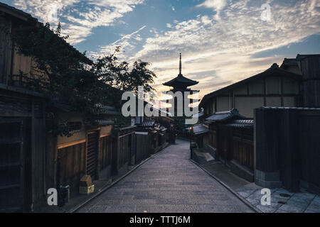 La pagode yasaka contre ciel nuageux Banque D'Images